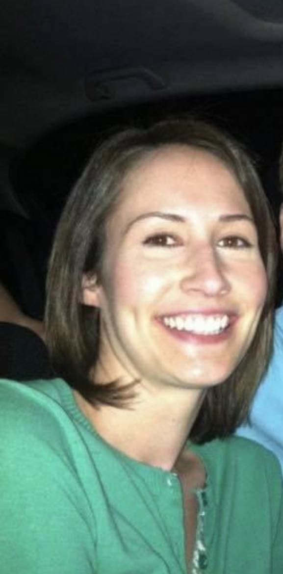 Art enthusiast Amanda makes some visual “art” by getting naked & fingering herself on the bus