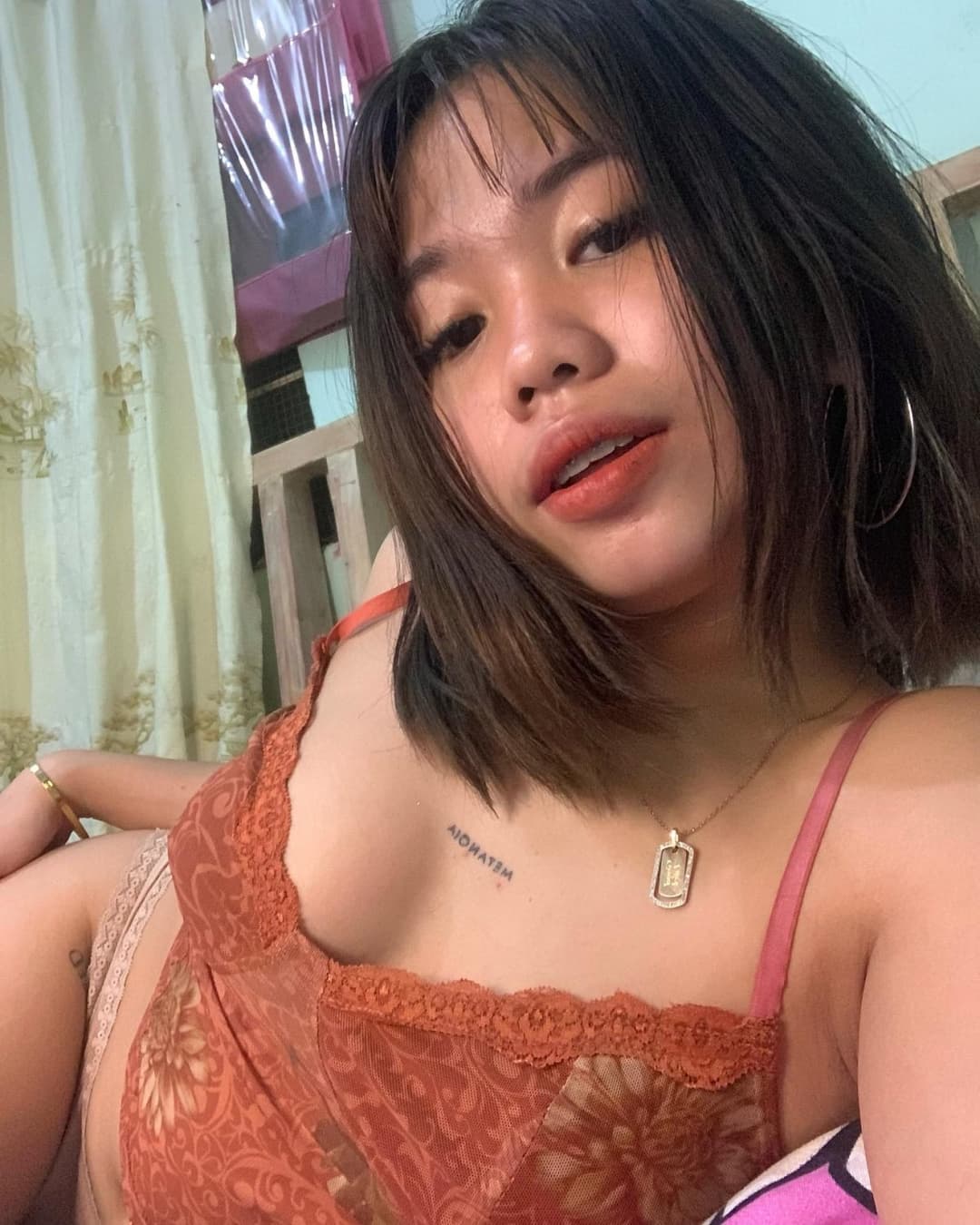 Pinay slut likes to show off her body on social media