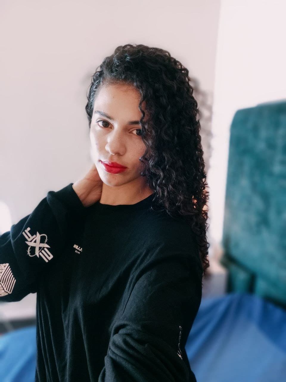 Esta flaquita te aguanta una buena follada