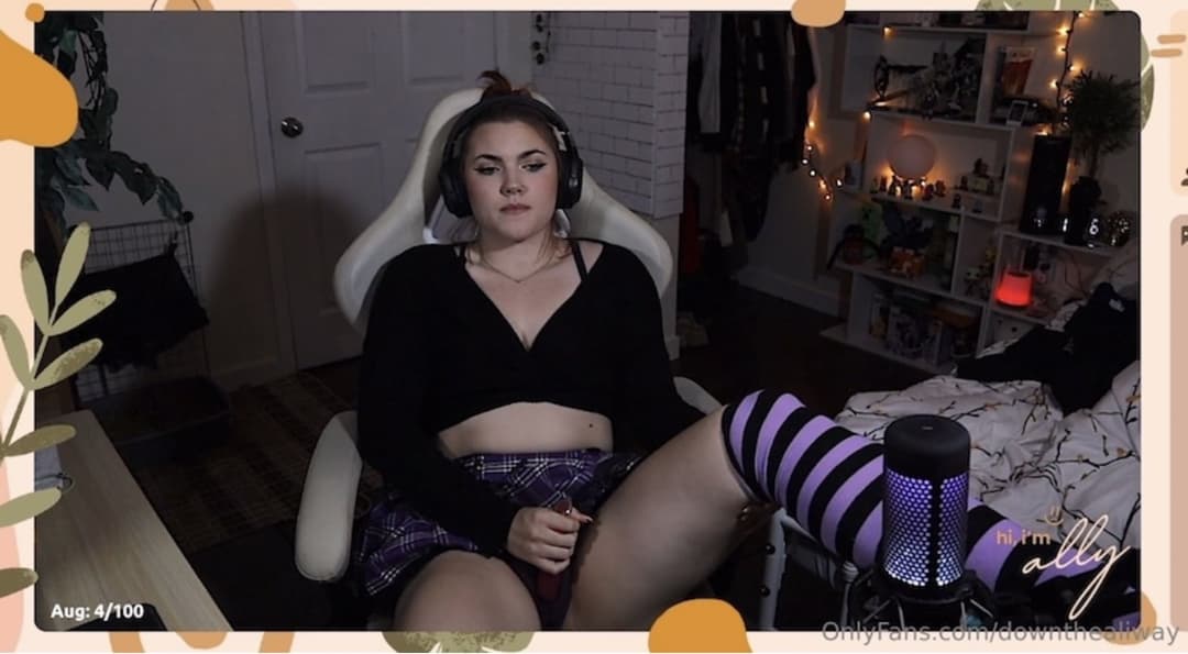 Click to view full size Streamer girl forgets to turn off her stream (fake)