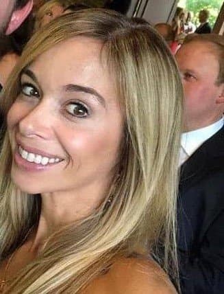 Click to view full size Sarah only shows her ass to everyone in the club, but goes on the G G W bus and shows much more