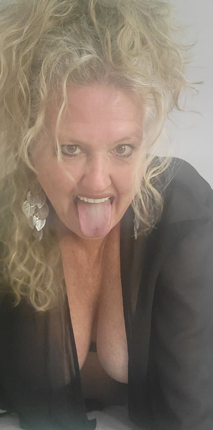 Playful milf with nice tits