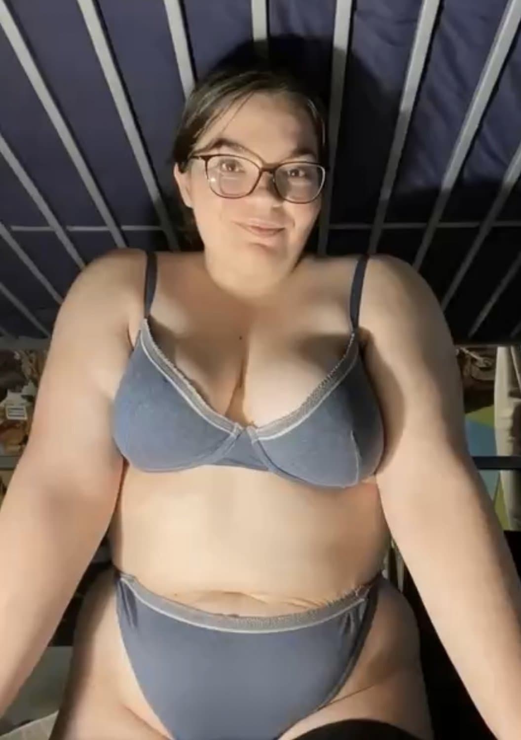 Click to view full size Lyzon Buro grosse putain à baiser de force