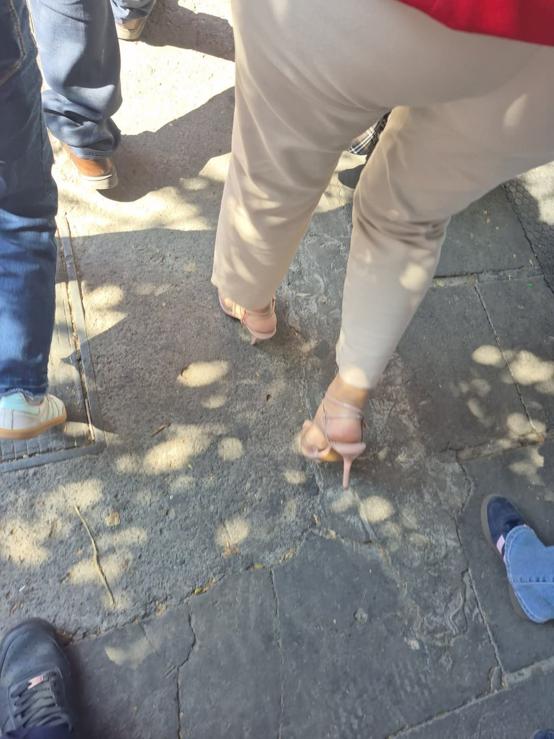 Click to view full size Ricos pies en la calle, strip y de mas