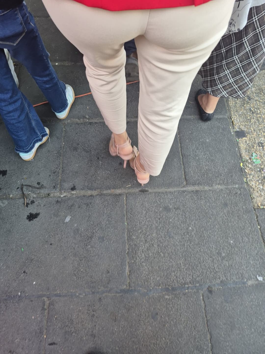 Click to view full size Ricos pies en la calle, strip y de mas