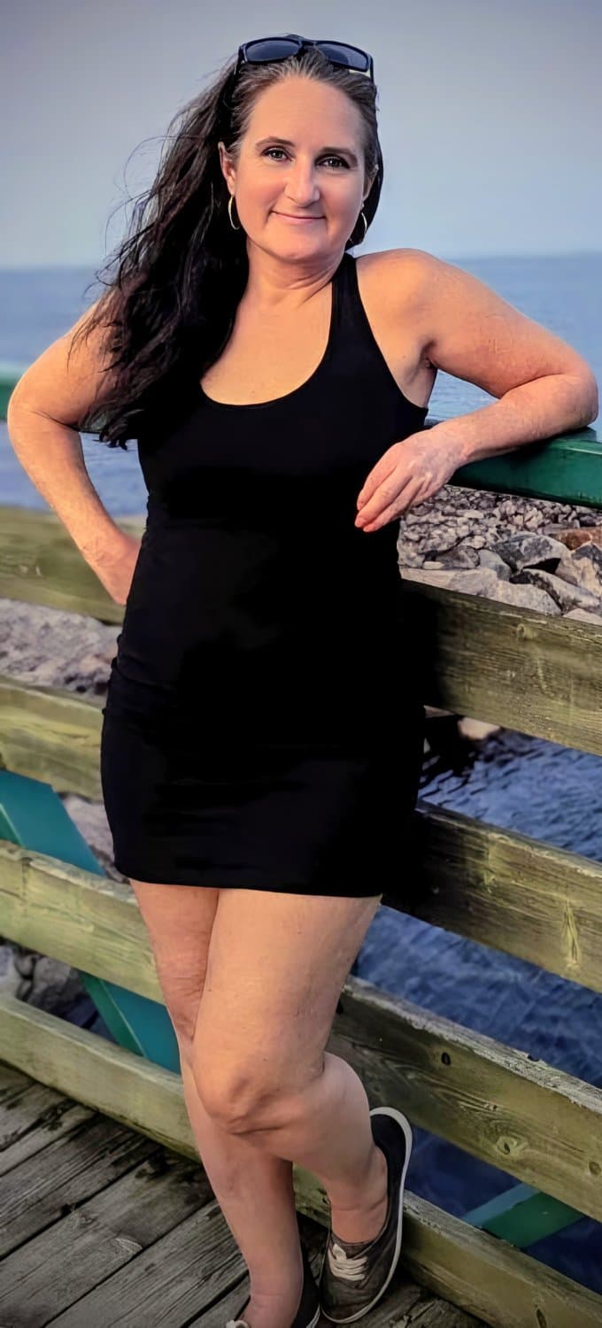 Admire the round and magnificent buttocks of this woman in her fifties.