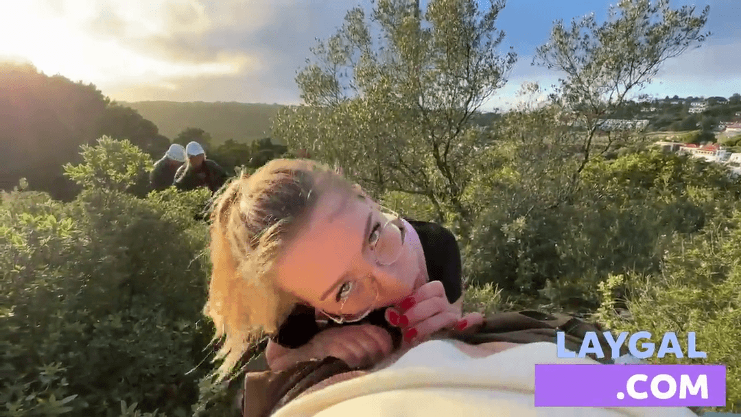 LE ESTABA HACIENDO UN PETE EN EL CAMPO, CUANDO APARECE UNA PAREJA Y LE PIDEN UNA FOTO CONMEMORATIVA!