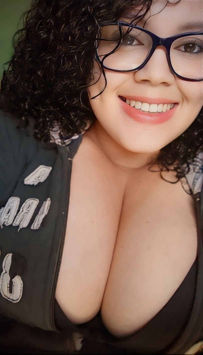 Click to view full size Novinha peituda e rabuda