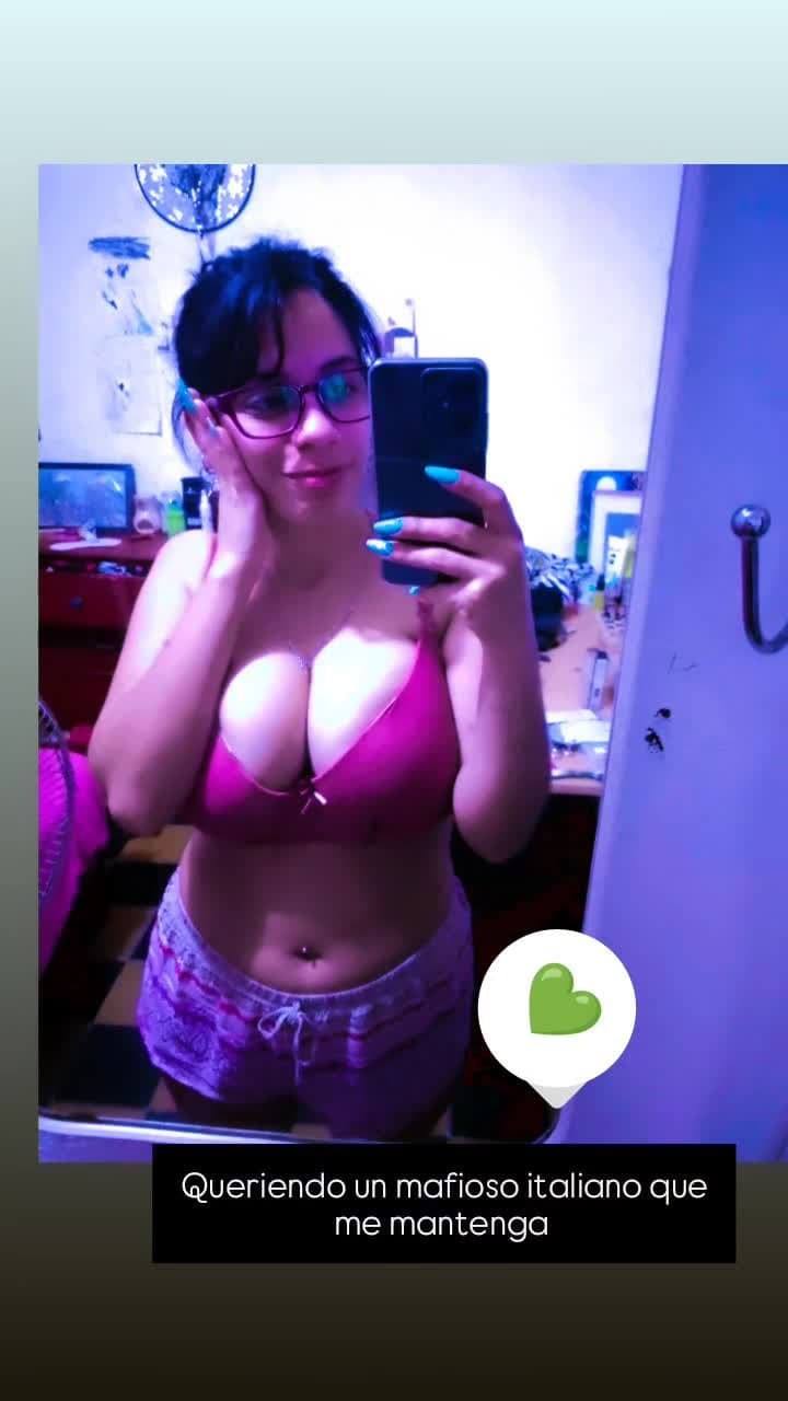 Compañera de trabajo muy puta y tetona espiada de noche