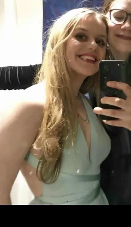 Share my GF Kirsty in groups and bully me and I’ll share her nudes. Kik keirabigass67