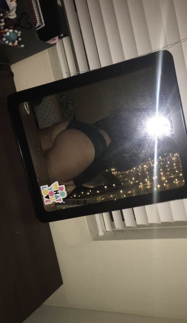 Hot slut Alexis love showing off