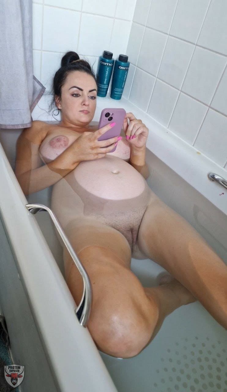 Bathing Sluts - Wives and Girlfriends in the bathtub