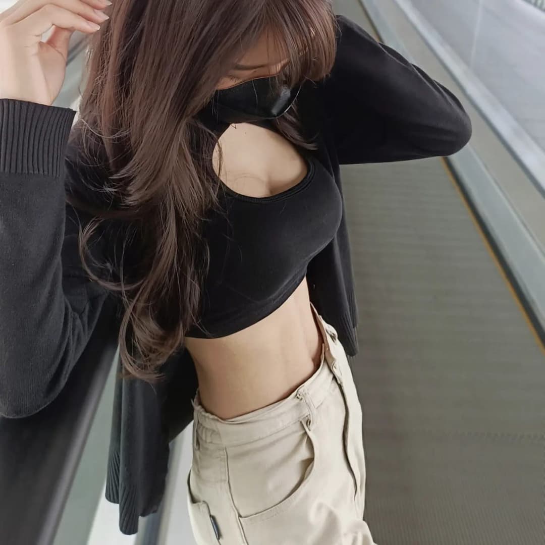 Sexy Big boobs Thai college babe shows her hot and busty body on Instagram