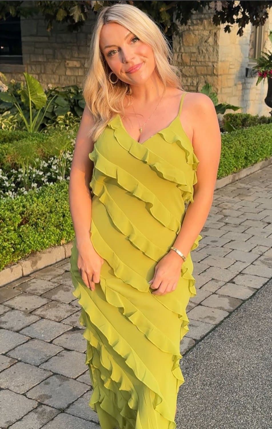 I need to bust my load on those dimples. Fucking busty blonde slut