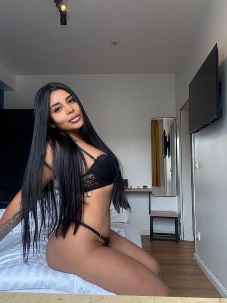 Feuchte Latina muschi Jade in Köln aus Brasilien