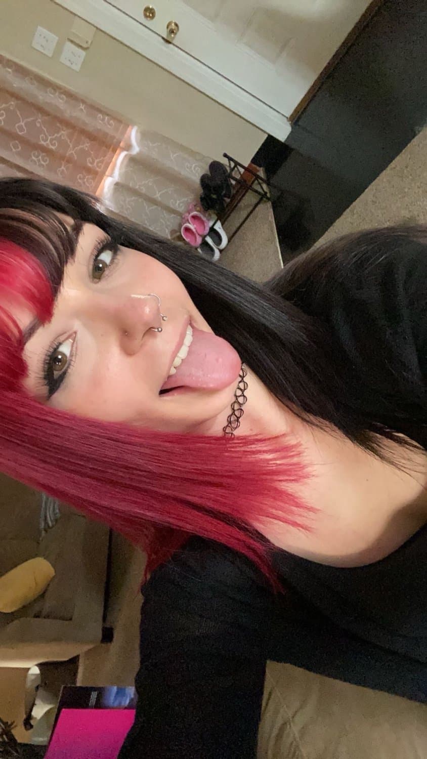 Watch how this alt / emo girl sucks a small cock pretending to be satisfied