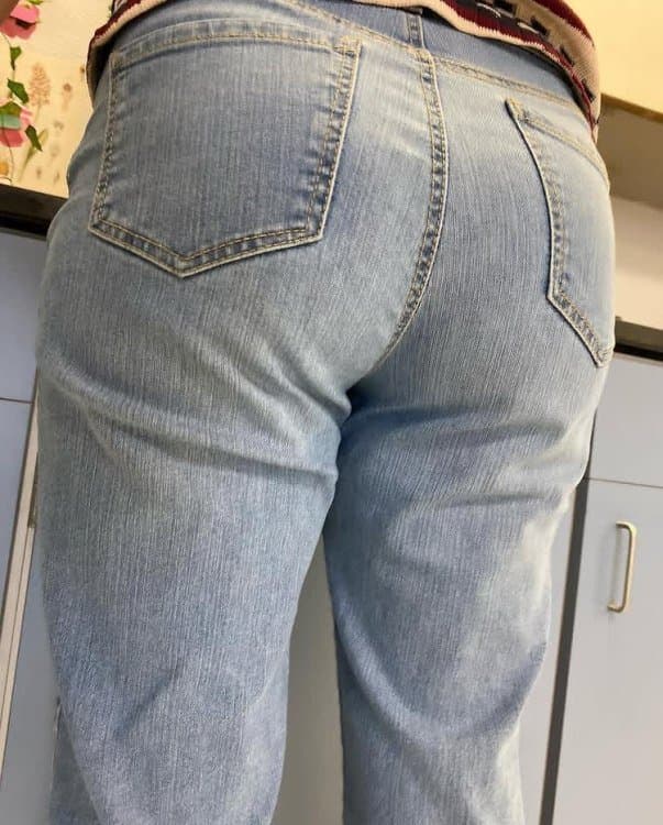 Sexy thicc ass teacher in jeans squatting & bending over