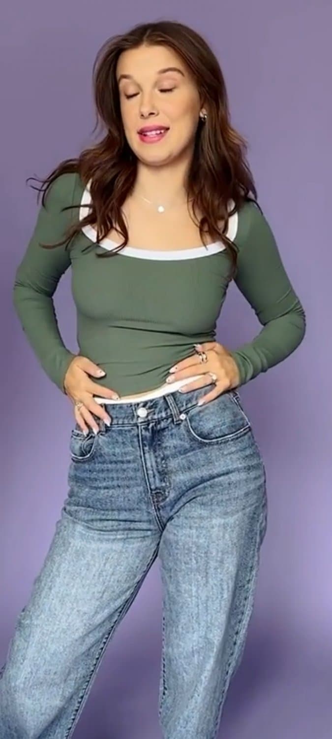 Click to view full size Deu até para ver os peitinhos mucho dela que tesão tão aproveitando no máximo seu corpo