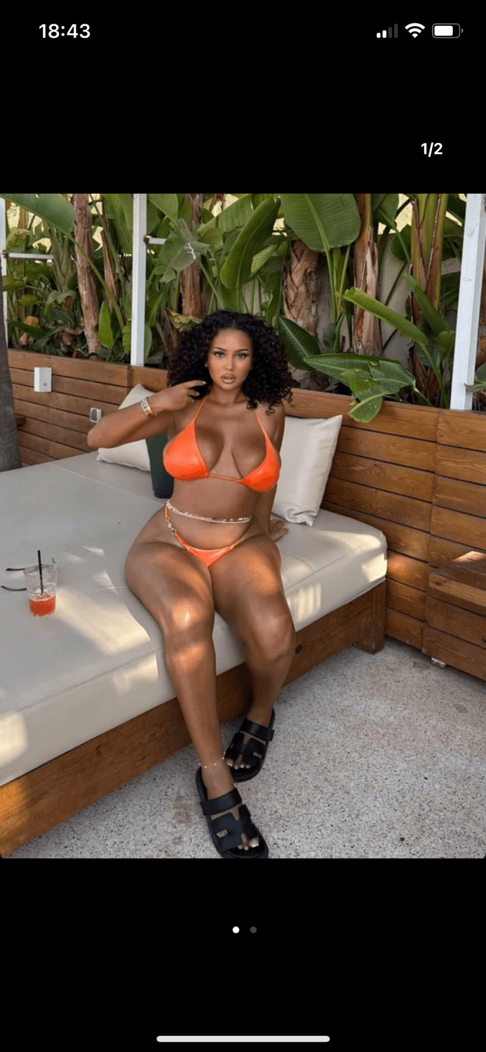 Influenceuse française avec de gros seins????