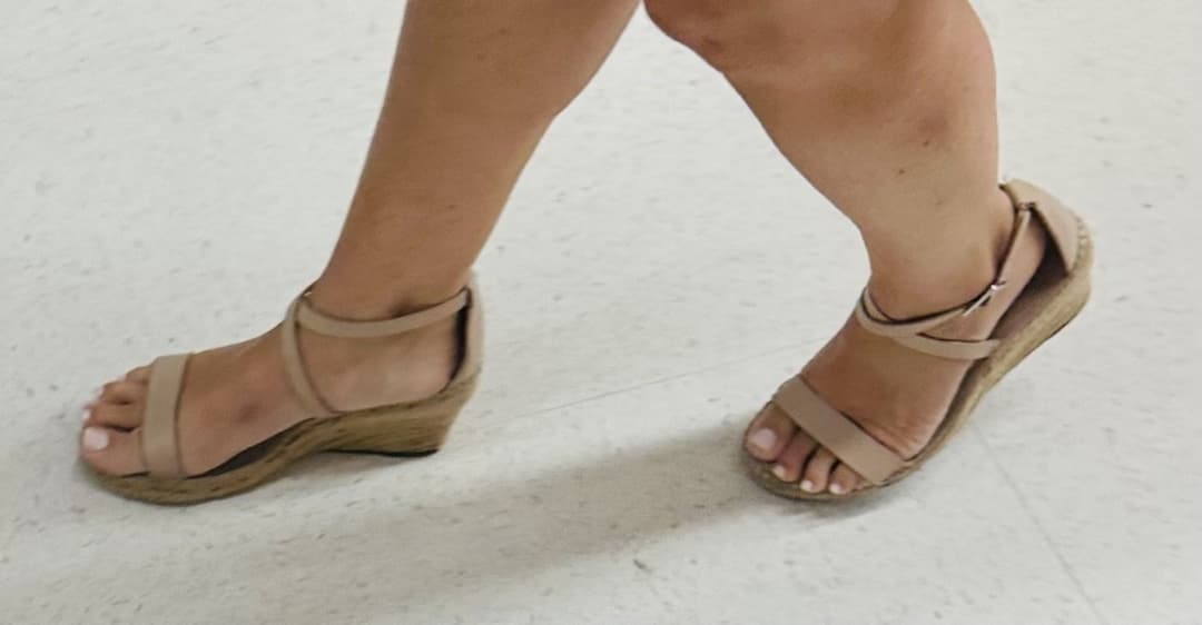 Random HotMoms & Milfs who are Fuckable & there Feet