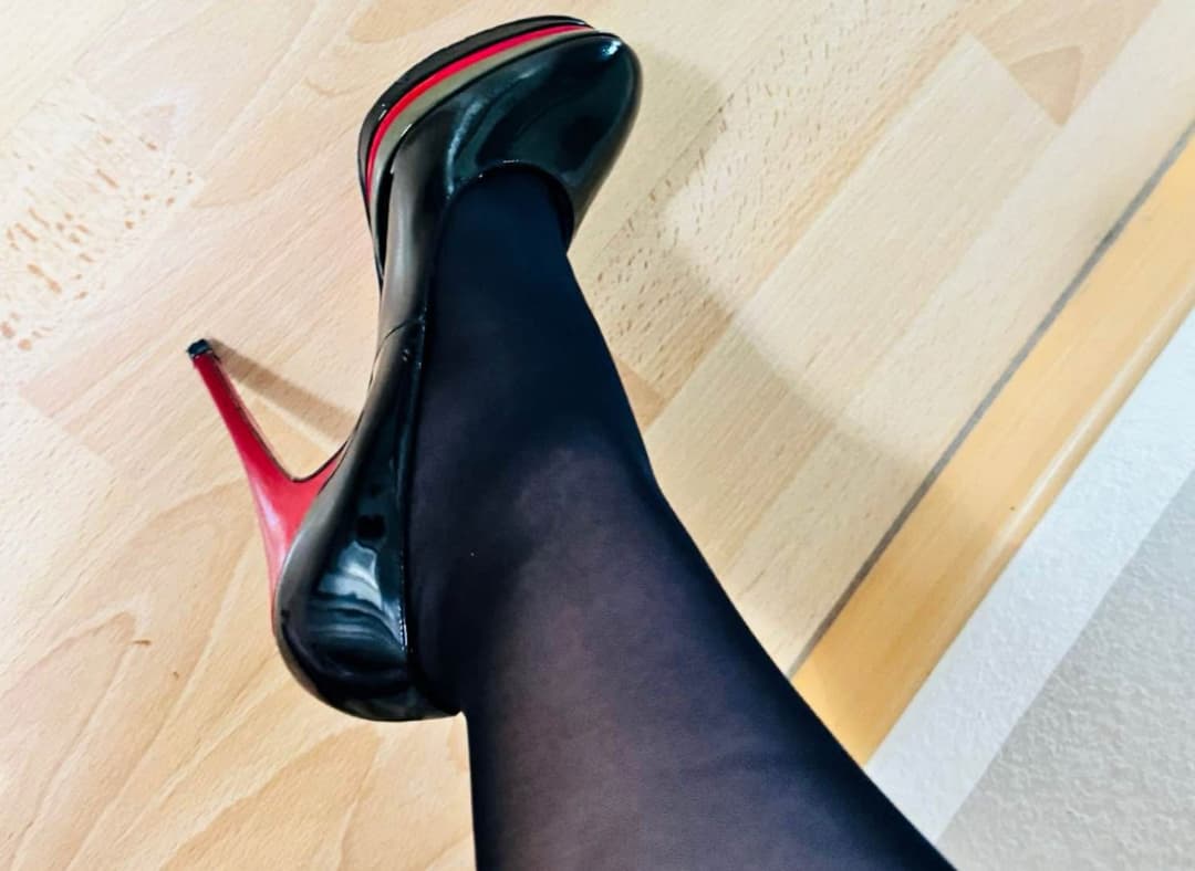 Black Nylon in sexy High Heels ??