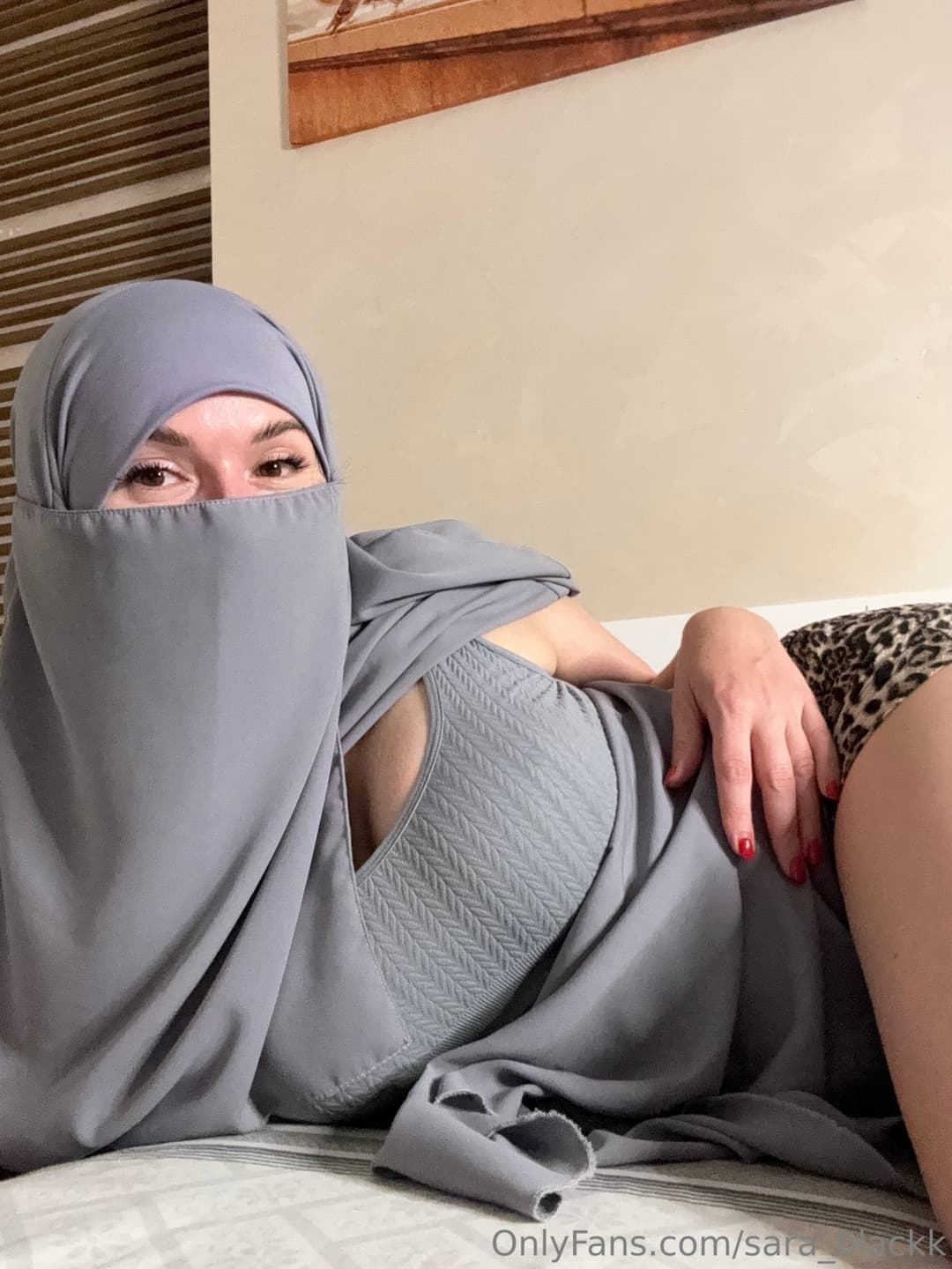 Click to view full size Sara black