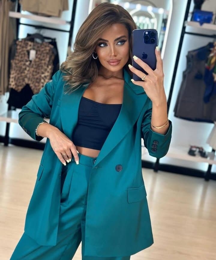 Sexy glamour feet pedicure milf