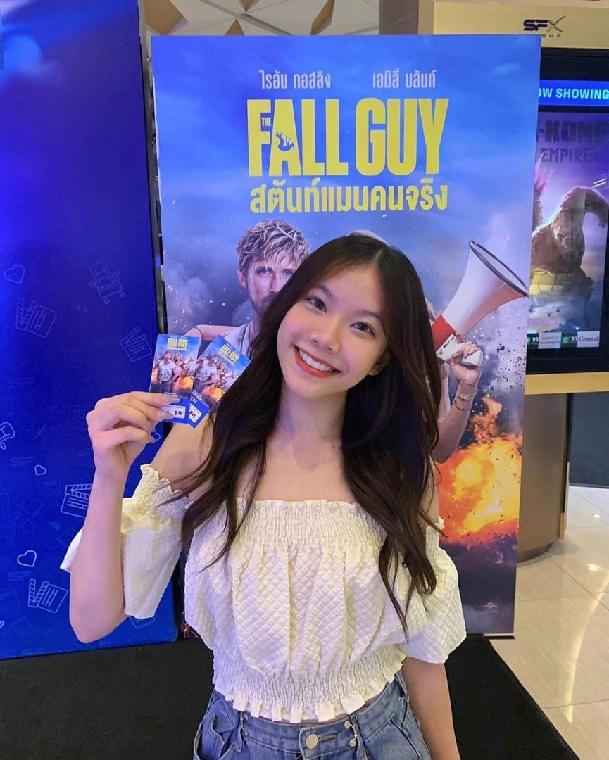 Thai girl has sex with her boyfriend and records it on video to watch later.