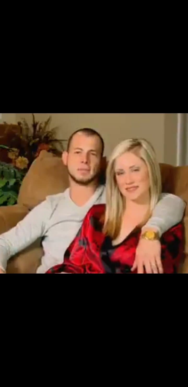 Casal participa no reality show de casal liberdado que a mulher dele vira putinha na maio suruba