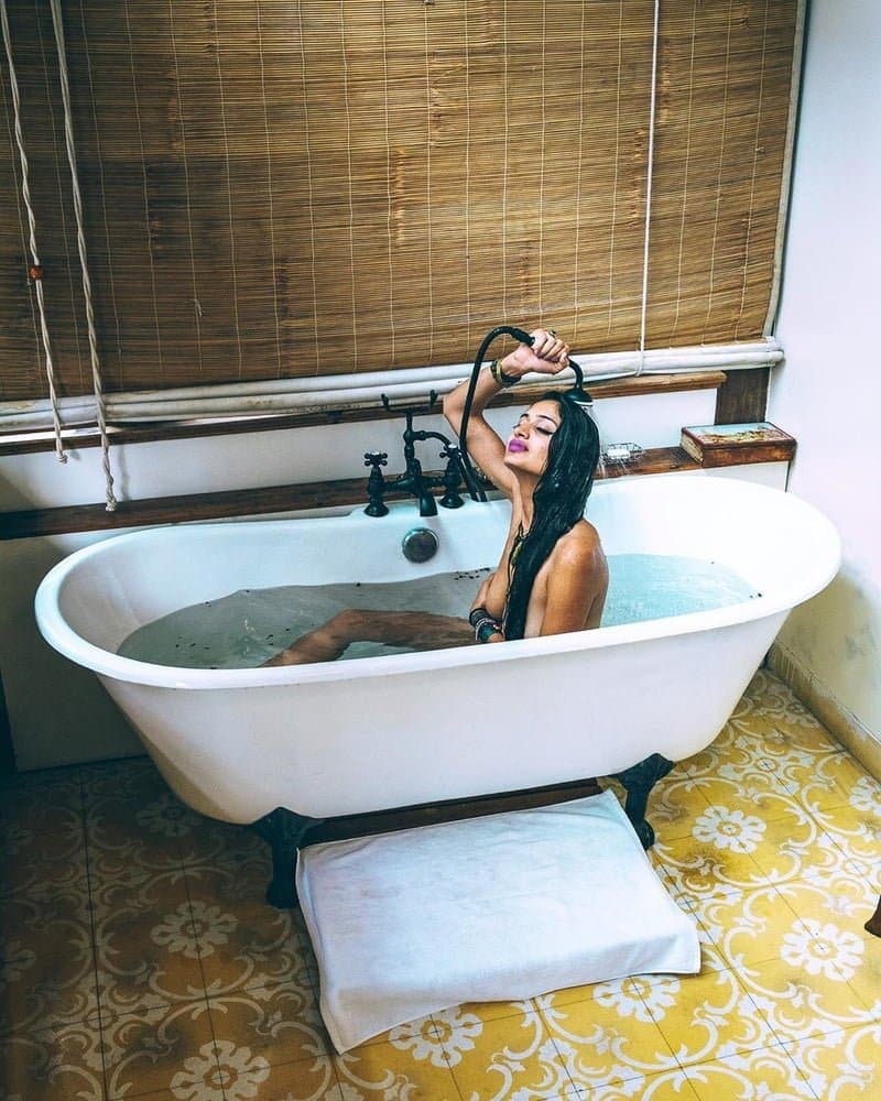 Influencer Hippie Queen with Natural Sexy Saggy Tits