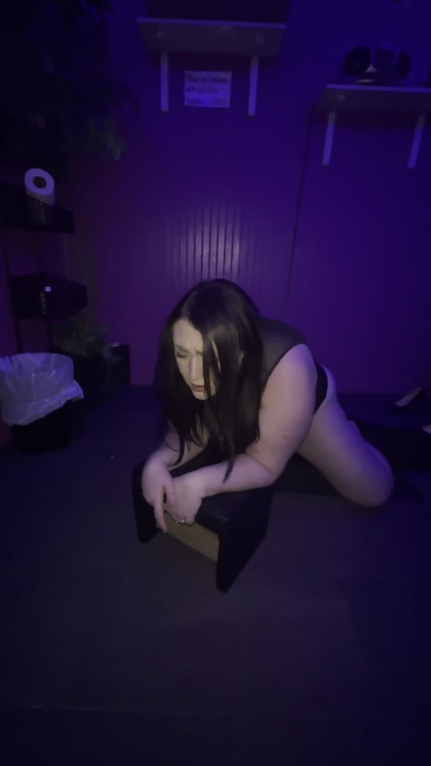 Naughty slut rides Sybian