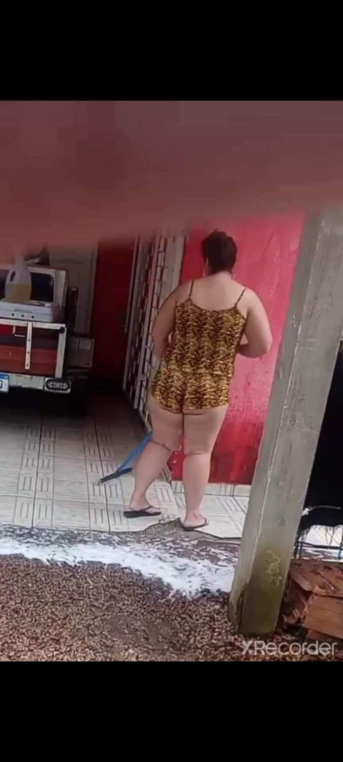 Vizinha gostosa de babydoll de manhã flagra