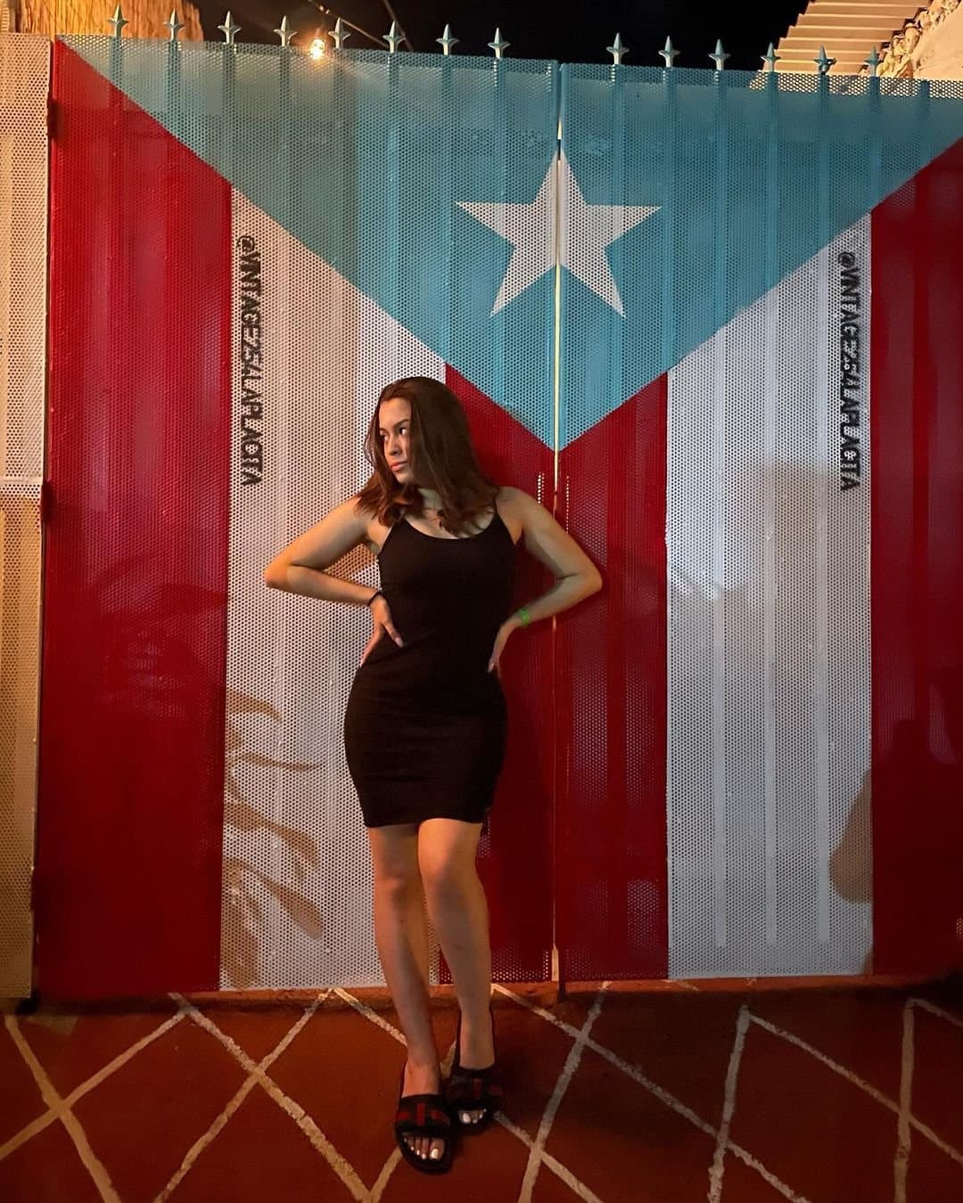 Click to view full size NN pretty legs mixed latina