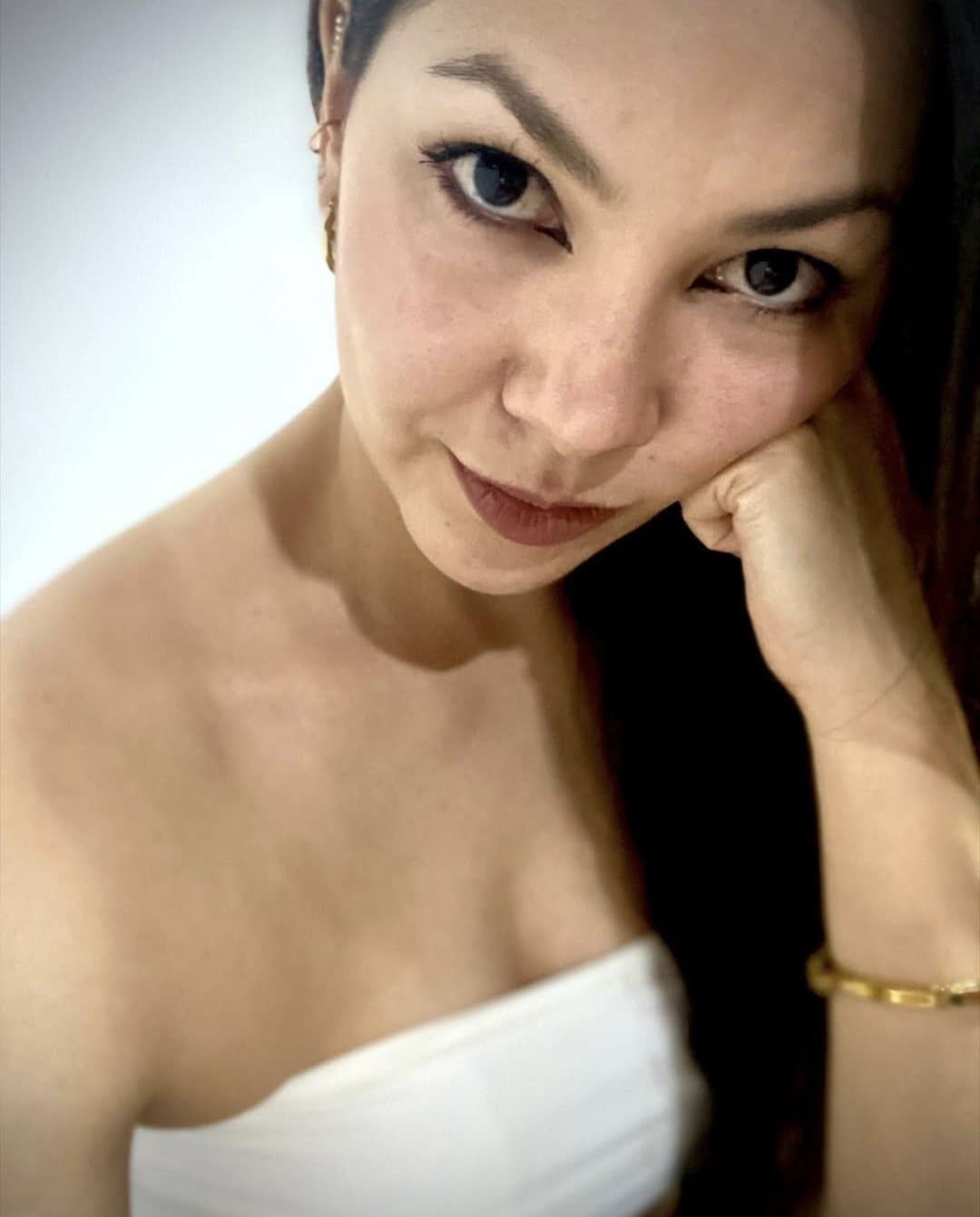 Hot Asian-latina with big boobs and amazing legs. Enjoy!