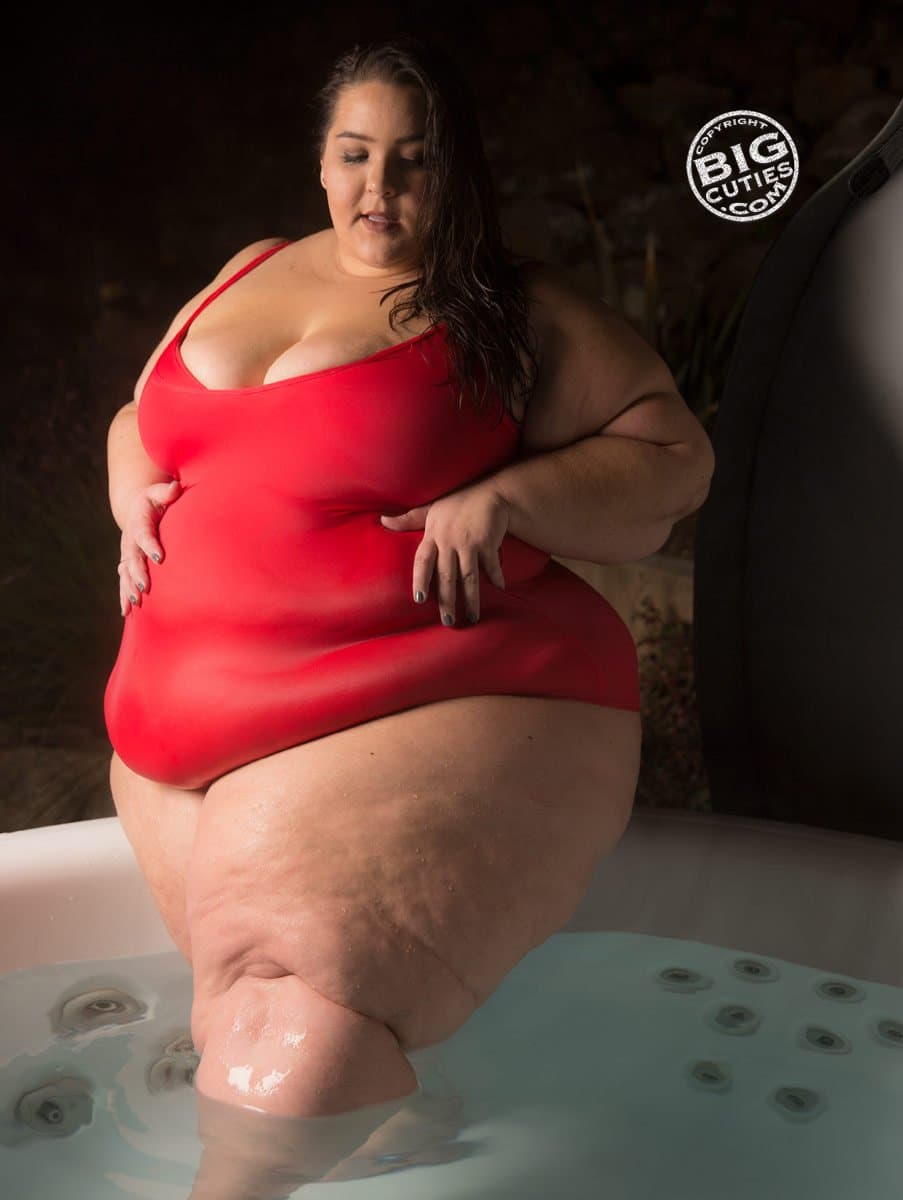 Click to view full size FAT GIRL SEXY JUICY RED APPLE