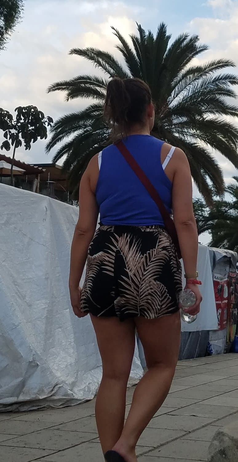 Thick legs, big hips, pretty feet and toes (cute girl in shorts)