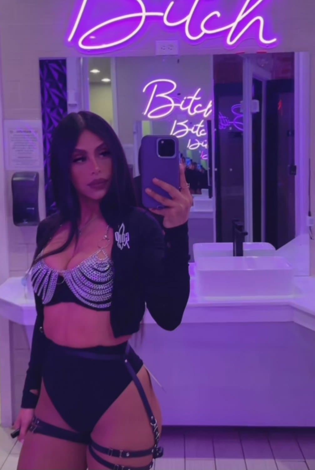 Sexy Latina MILF, Pregnant, Feet, Fit, Comments Welcomed.