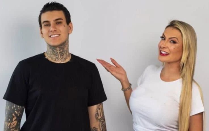 Andressa Urach tomando banho mais seu filho Arthur urach