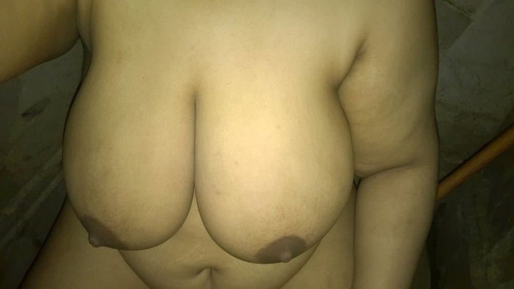 Click to view full size Arab milf Show her boobs and booty ???