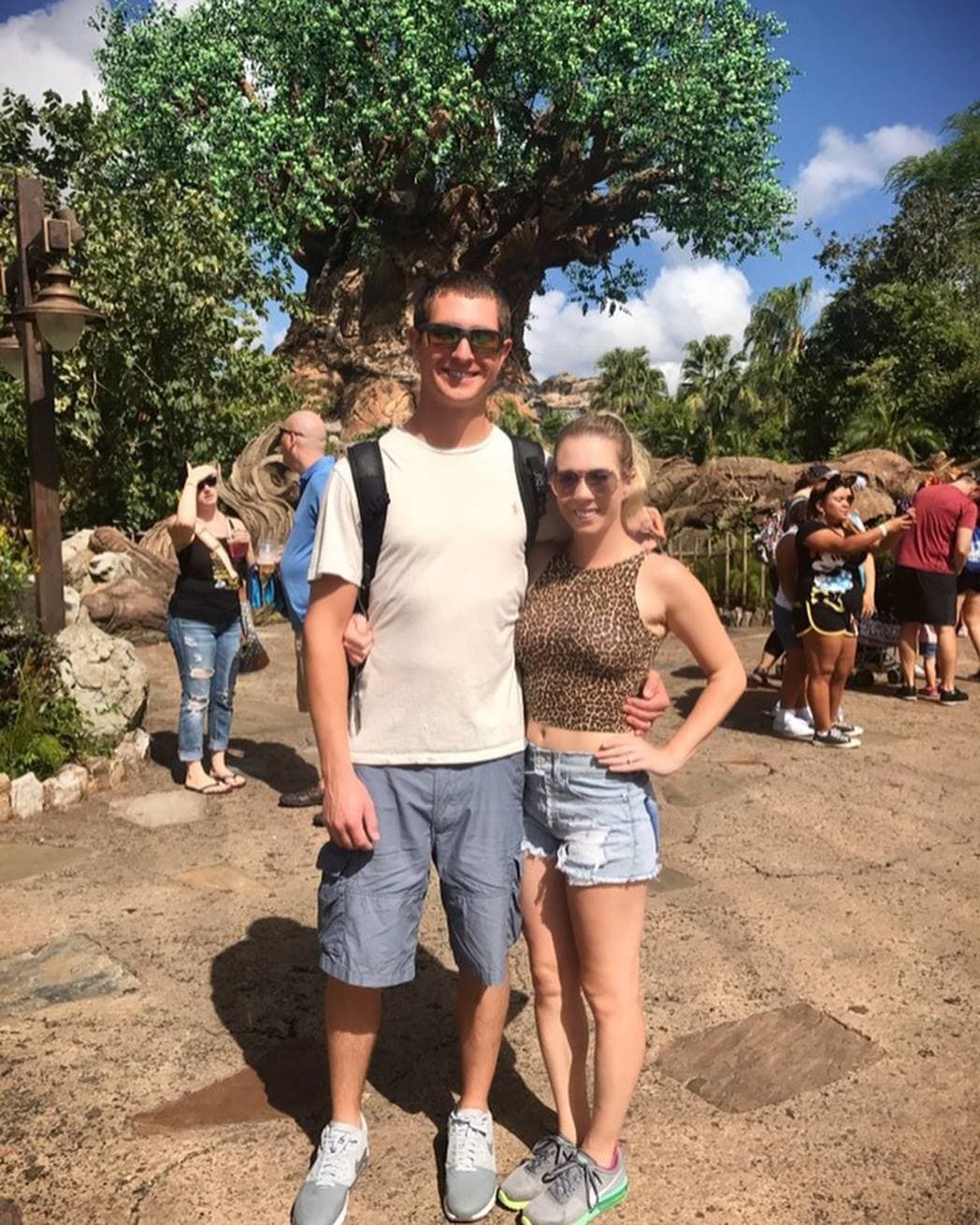 Small tits girl showing boobs at GGW