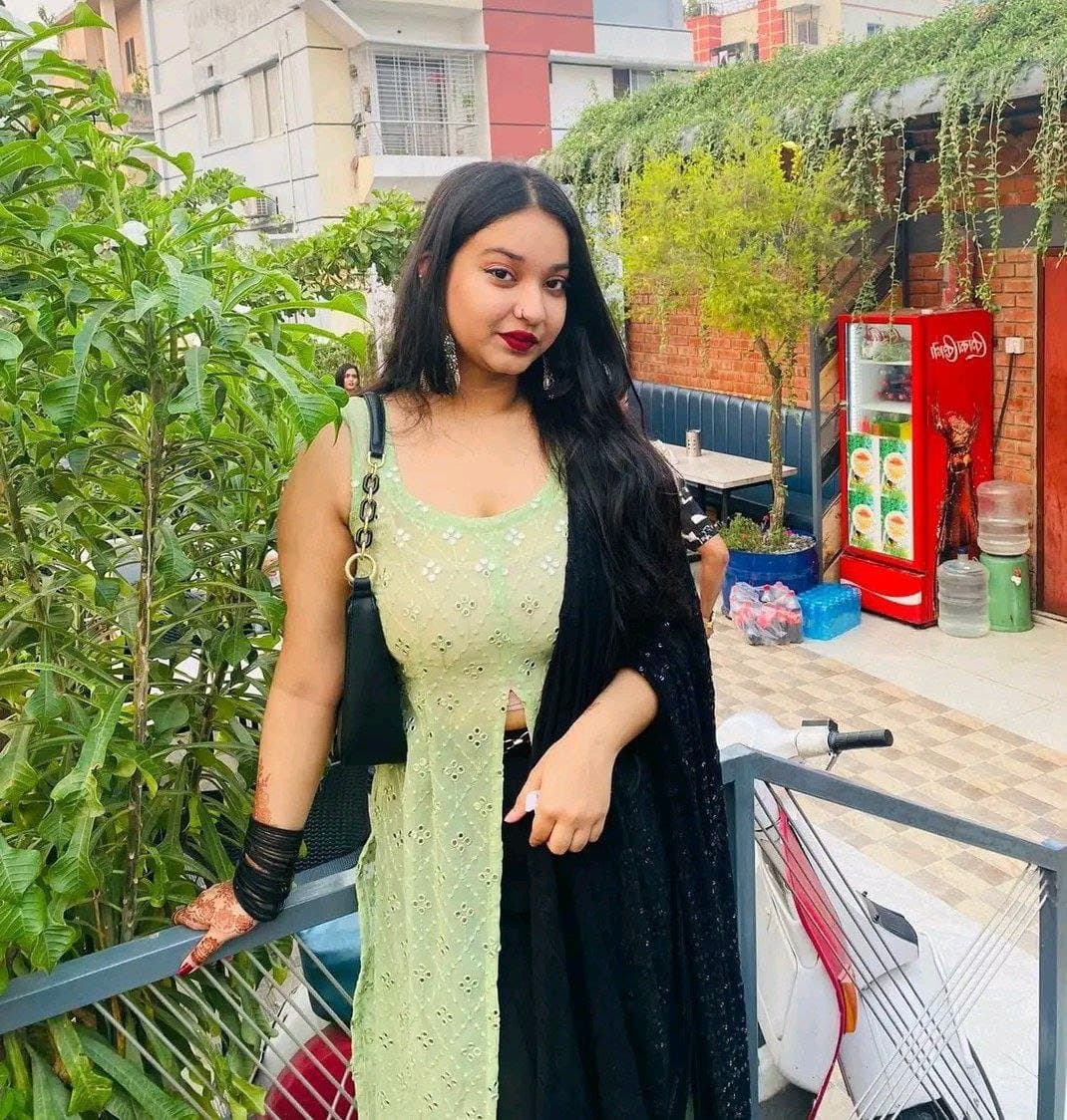 Desi indian hot milf gf showing her boobs