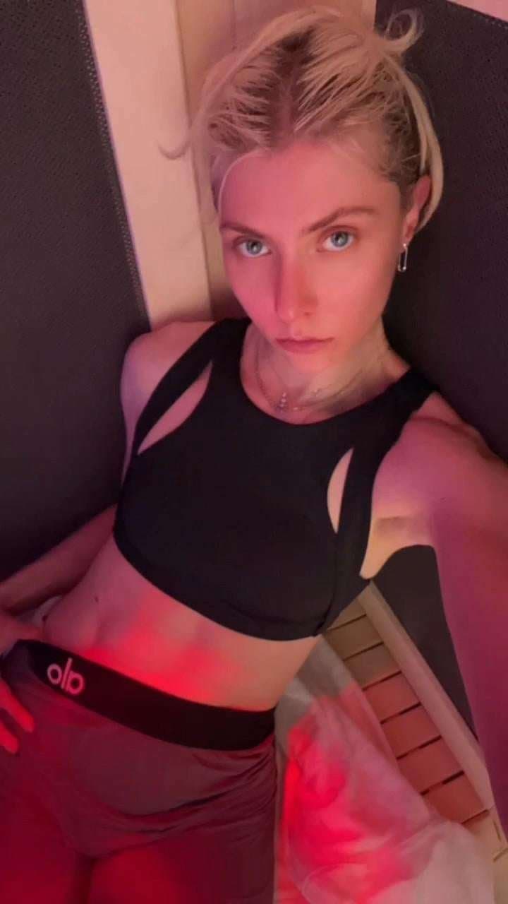 Taylor Momsen Sauna selfies