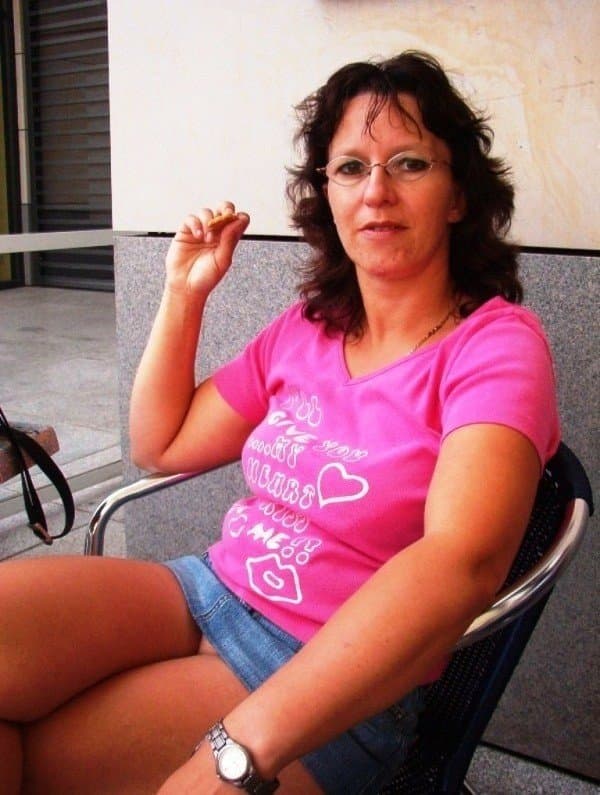 Kerstin ohne Slip unterm Rock (1)