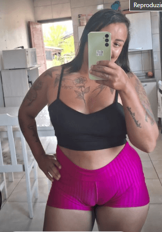 Morena bucetuda, exibe o capô de fusca | Thick Latina, thick pussy cameltoe