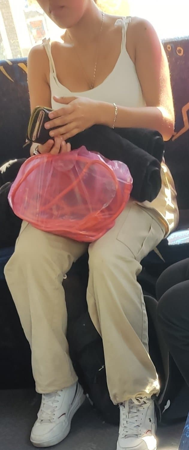 Puta tetona espiada en transporte público