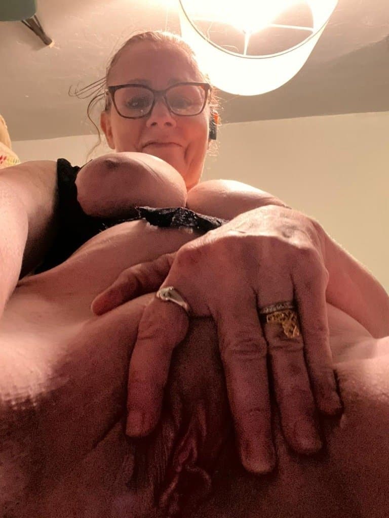 I FUCKING TOLD YALL IDC what age ALL moms are freaks. Gilf fingers her pussy loud orgasm