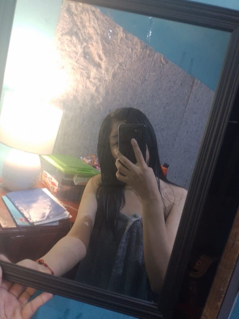 Lesly domina la cámara con sus curvas provocadoras y su sensualidad natural.