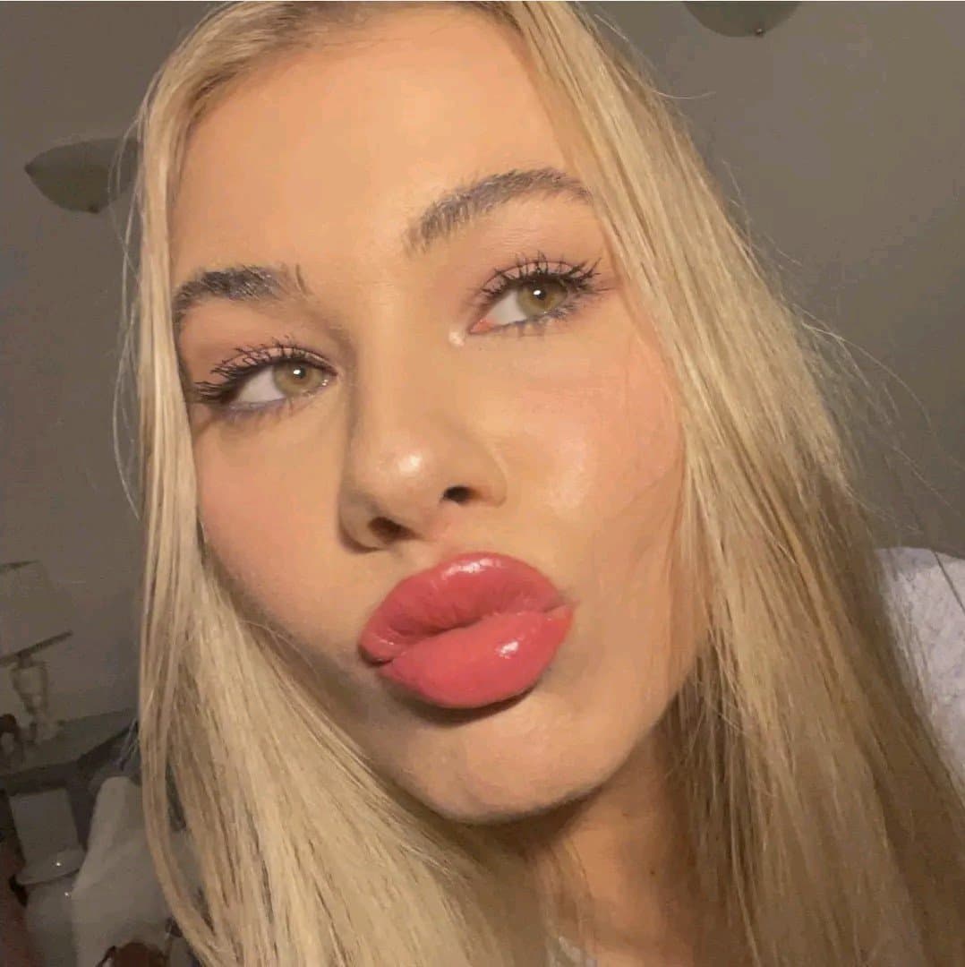 Canadian Webslut Charlotte