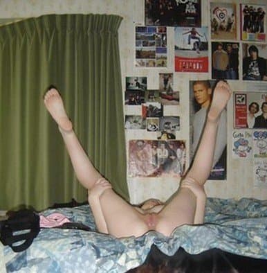 Click to view full size Rachie takes photos of her cunt and butthole