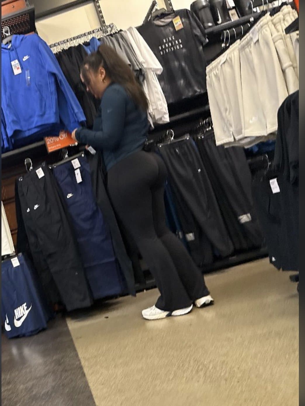 A bunch big booty hoes in public
